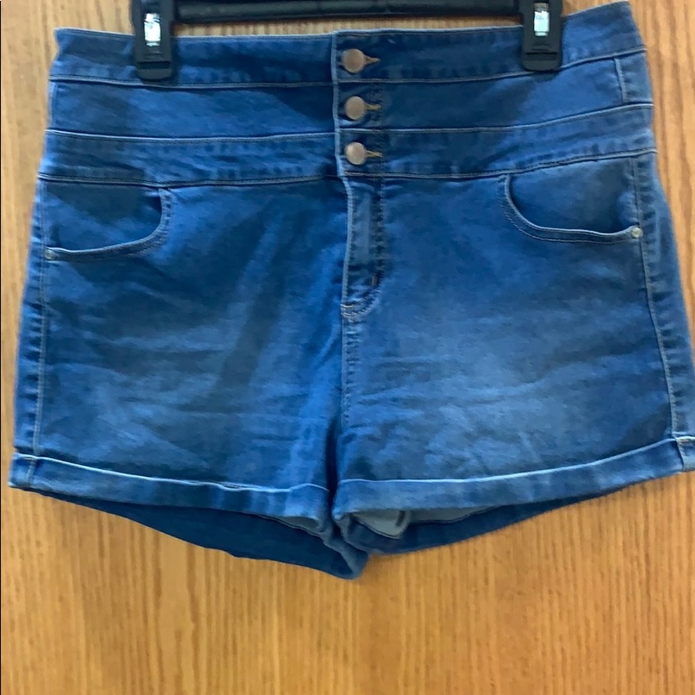 Juniors high waisted 3 button shorts